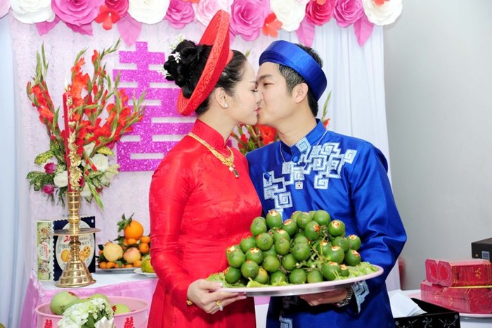 Chú rể Bửu Lộc dành tặng cho cô dâu nụ hôn ngọt ngào trong ngày cưới.
