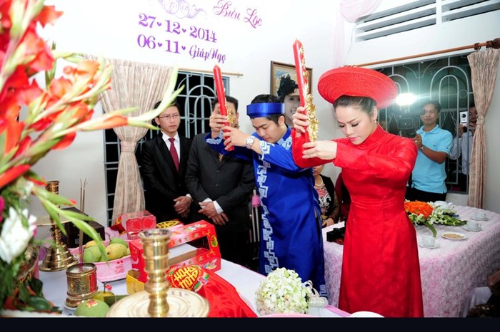 Nhật Kim Anh và chú rể Bửu Lộc làm lễ trước bàn thờ tổ tiên.