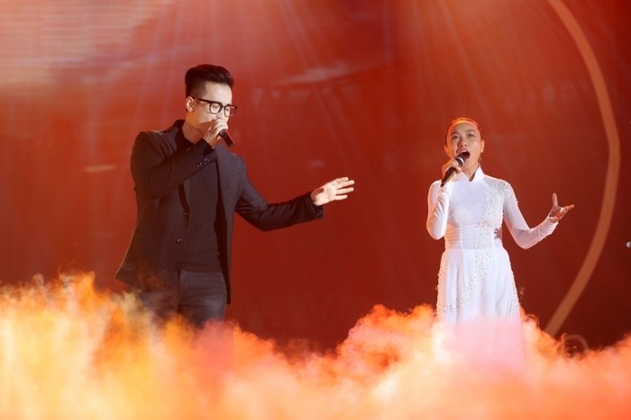 Đoan Trang cùng ca sĩ khách mời Hà Anh Tuấn thể hiện &quot;Ngẫu hứng sông Hồng&quot;.