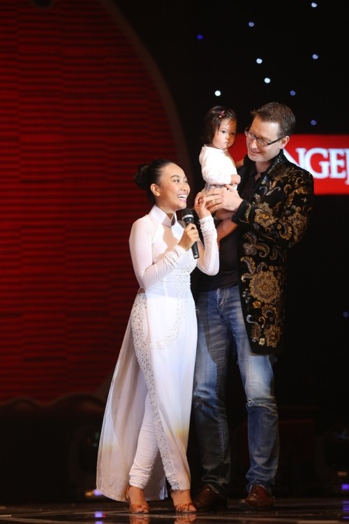 Chồng Đoan Trang bế con lên sân khấu chúc mừng vợ.