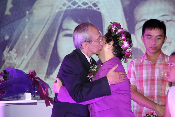 Trước hàng trăm người thân và bạn bè có mặt tại buổi tiệc, nhạc sĩ Nguyễn Ánh 9 không ngần ngại bày tỏ tình cảm bằng một nụ hôn với người phụ nữ đã đồng hành cùng ông trong suốt khoảng thời gian qua.