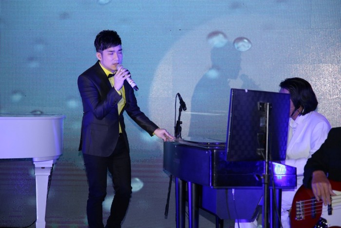 Tại sự kiện, ca sĩ Quang Hà gởi tặng đến người bố nuôi bài hát &quot;Tình khúc chiều mưa&quot; dưới sự hỗ trợ đệm đàn của nhạc sĩ Nguyễn Quang.