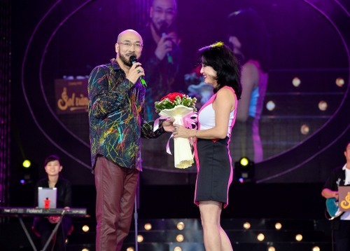 Trịnh Nam Sơn mời người yêu lên sân khấu nhận hoa và cáo lỗi cùng khán giả.