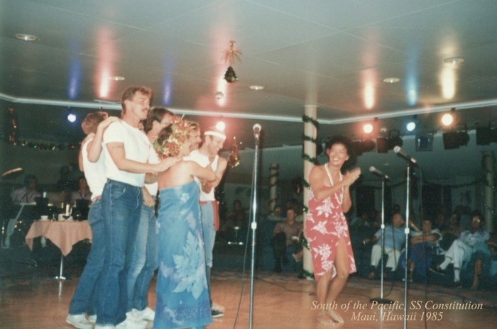 Đức Huy giả gái trong một lần biểu diễn trên tàu du lịch năm 1985.