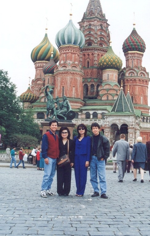 Cùng Phương Hồng Quế, Quang Bình, Trương Thanh Lan trong một lần diễn tại Mascova năm 1997 cho kiều bào Việt.