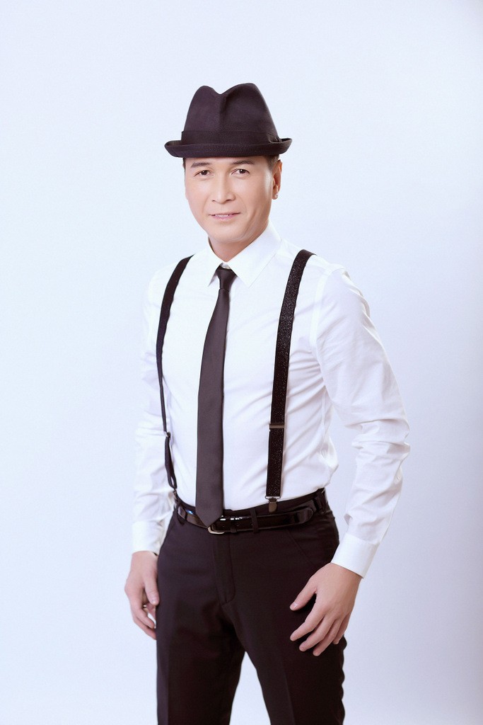 Ca sĩ Nguyễn Hưng với phong cách quen thuộc.