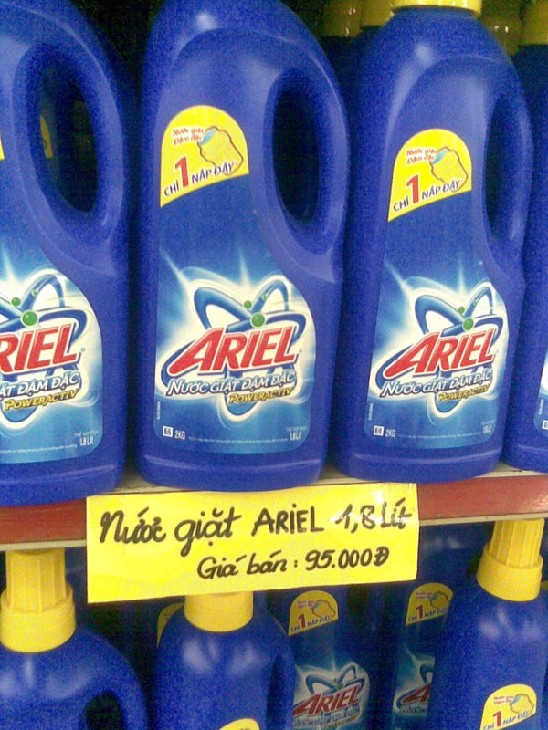 Giá nước giặt Ariel niêm yết tại Fivimart lên đến 95.000 đồng/chai 2 lít trong khi giá in trên sản phẩm là 89.000 đồng.