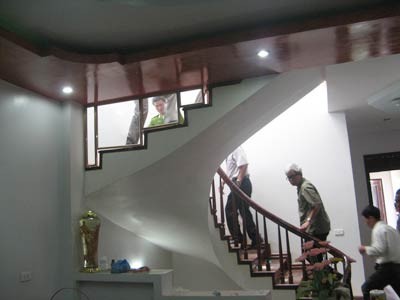Cầu thang dẫn lên tầng 3, nơi nghi vấn là đường đột nhập của các đối tượng.