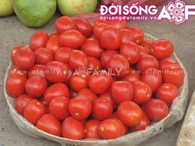 Theo nhiều nông dân ở một số địa phương ngoại thành Hà Nội; Hưng Yên thì, cà chua cũng là loại rau quả bị giấm bằng loại thuốc này.