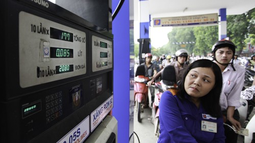 Người dân mong đợi giá xăng dầu tới đây sẽ minh bạch. Trong ảnh: tại một điểm bán xăng trên đường Láng Hạ, Hà Nội - Ảnh: Nguyễn Khánh