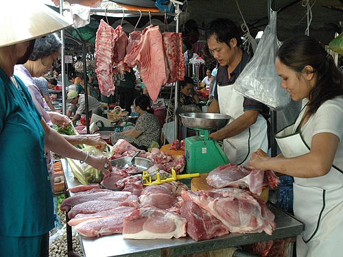 Giá heo đầu nguồn giảm mạnh nhưng giá thịt bán lẻ vẫn rất cao.
