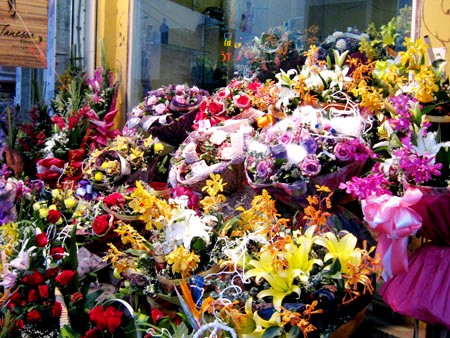 Theo khảo sát của phóng viên chiều 19/10, thị trường hoa tươi Hà Nội rất sôi động, hoa tràn ngập phố phường. Tại các con phố chuyên về hoa như Kim Liên, Kim Mã, ngã tư Cầu Giấy… khách tới mua nườm nượp.