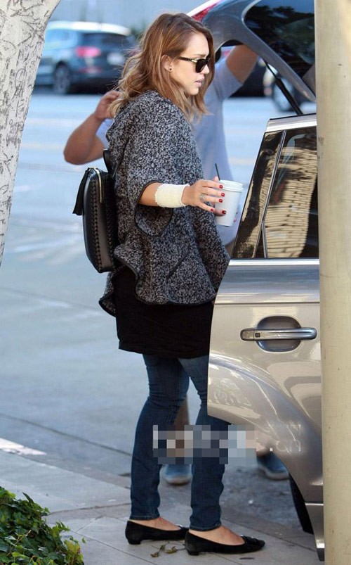 Jessica Alba thường xuyên được bắt gặp trên phố với túi xách Wendy Nichols.