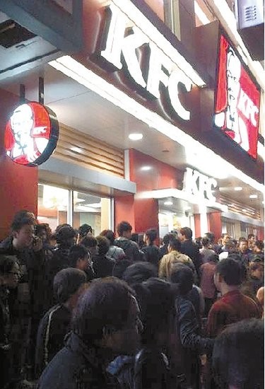 Người dân náo loạn trước cửa hàng KFC này.