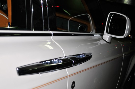 Thông tin từ RAS - đơn vị nhập khẩu chiếc Rolls-Royce Phantom Spirit of Ecstasy Edition - giá khi đến tay khách hàng tại Việt Nam không dưới 1,4 triệu USD.