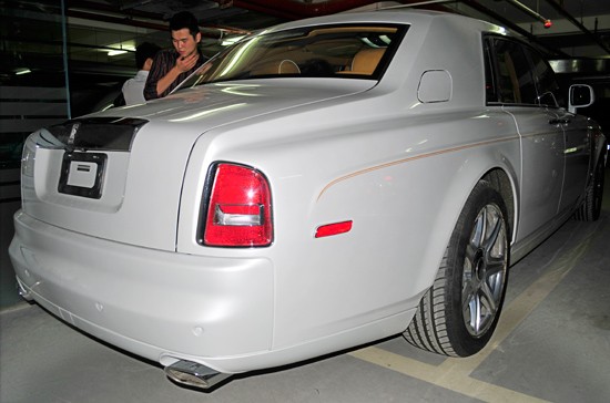 Rolls-Royce Phantom Spirit of Ecstasy Edition mới về Việt Nam có màu sơn trắng với đường viền vàng đặc trưng của phiên bản đặc biệt chạy dọc thân xe.