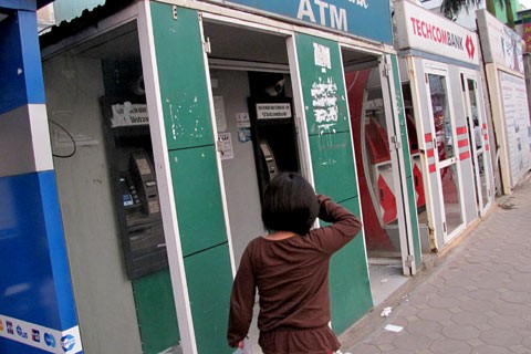 Hầu hết máy rút tiền tự động của các ngân hàng đều không đáp ứng được quy chuẩn của Ngân hàng Nhà nước như dự thảo mới về ATM trong việc đảm bảo an toàn hoạt động giao dịch cho khách. Gần như 100% các máy ATM không có gương cho khách nhìn ra phía sau.