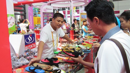 Người tiêu dùng chọn mua giày Bita’s tại hội chợ ASEAN Expo ở Nam Ninh (TQ) cuối tháng 10/2011.