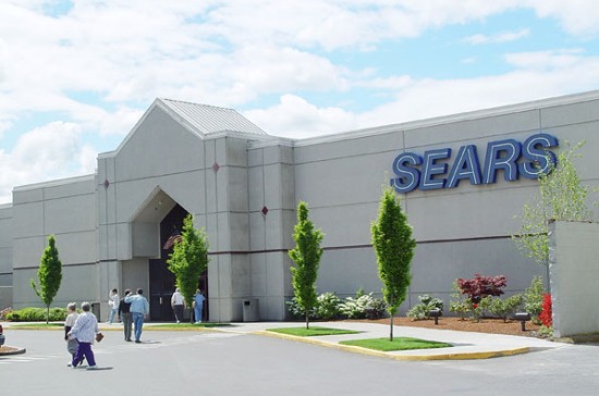 5. Hãng bán lẻ Sears Thành công của những đối thủ nặng ký như Walmart và Target đã bào mòn doanh thu và sức hút của Sears.
