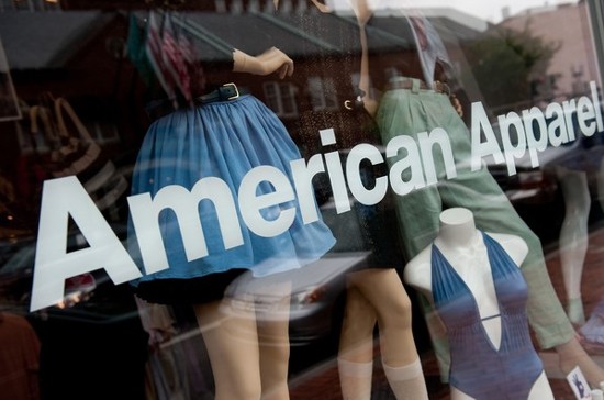 4. Hãng bán lẻ American Apparel Hãng bán lẻ American Apparel đã có thời “vụt sáng” và cũng nhanh chóng “vụt tắt”. Khả năng tài chính của công ty đã suy giảm mạnh trong khi CEO kiêm người sáng lập phải đối mặt với hàng loạt vụ kiện về quấy rối.