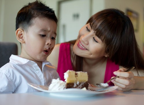 Mẹ con Thân Thúy Hà ăn bánh kem rất vui vẻ.
