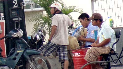 Người pha chế xăng dỏm hoạt động công khai tại một cây xăng ở hương lộ 80, P.Bình Hưng Hòa B, Q.Bình Tân, TP.HCM Ảnh: N.KHẢI