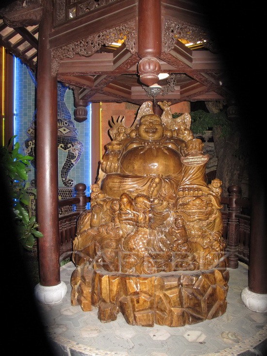 Bức tượng này được làm bằng gỗ Thủy Tùng, một trong những loại gỗ quý nhất thế giới. Bức tượng được nghệ nhân Phùng Văn Tín sưu tập năm 2010.