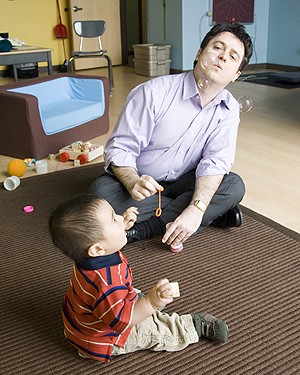 Cha mẹ có thể dạy trẻ nói khi cùng chơi với trẻ. (Ảnh minh họa).