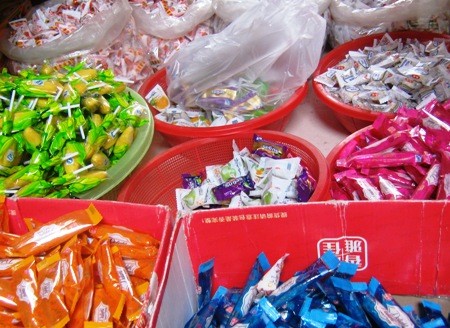 Những chiếc kẹo rực rỡ này bày bán trong các chợ khó có thể đảm bảo sức khỏe cho người tiêu dùng.