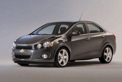2. Chevrolet Sonic Giá khởi điểm: 13.735 USD Để giành giải thưởng, các model phải đảm bảo điểm “Tốt” trong các cuộc thử nghiệm va chạm trước, hai bên, va chạm sau và chống lật. Một yếu tố bắt buộc là phải trang bị hệ thống cân bằng điện tử, một công nghệ chủ yếu giúp lái xe tránh được hầu hết các va chạm.