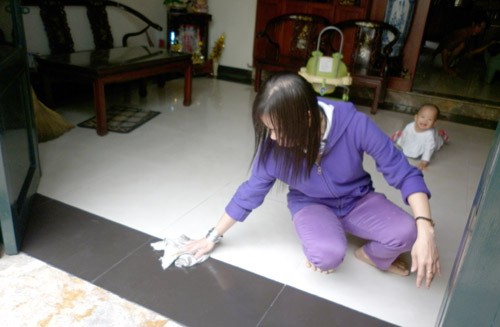 Chị Thanh đang lau dọn nhà cho một hộ gia đình ở quận 12, TPHCM.