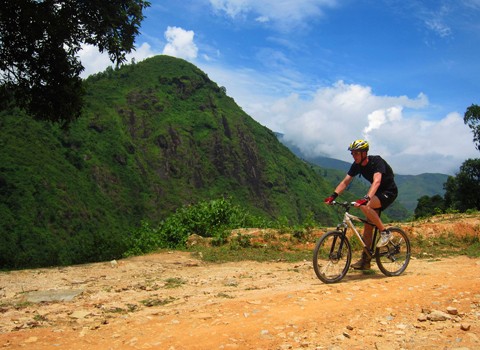 Du khách có thể tự khám phá núi rừng bằng xe đạp hoặc đi bộ, hoặc đi thăm những bản làng người Tày, Dao đỏ