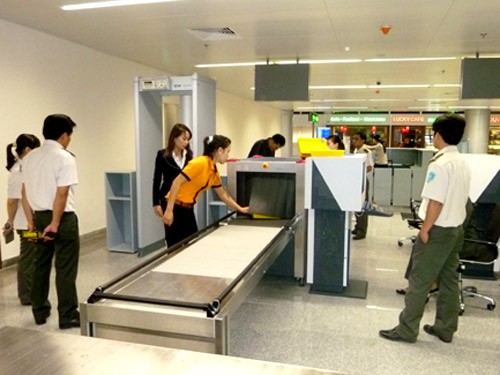 Hành khách đang làm thủ tục soi chiếu an ninh tại sân bay Đà Nẵng - Ảnh minh hoạ