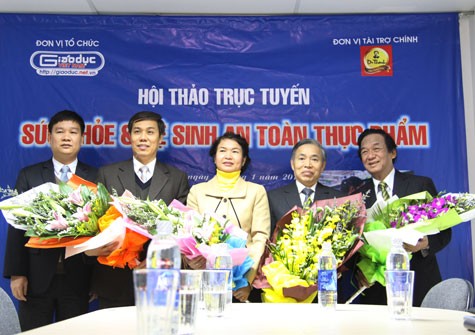 TBT báo điện tử Giáo Dục Việt Nam (ngoài cùng bên trái) tặng hoa cho các khách mời buổi Hội thảo.