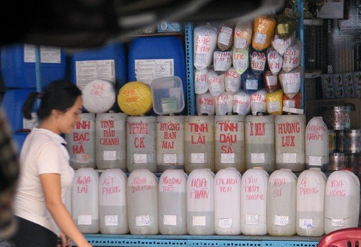 Các chất phụ gia thực phẩm được bày bán công khai tại chợ Kim Biên.