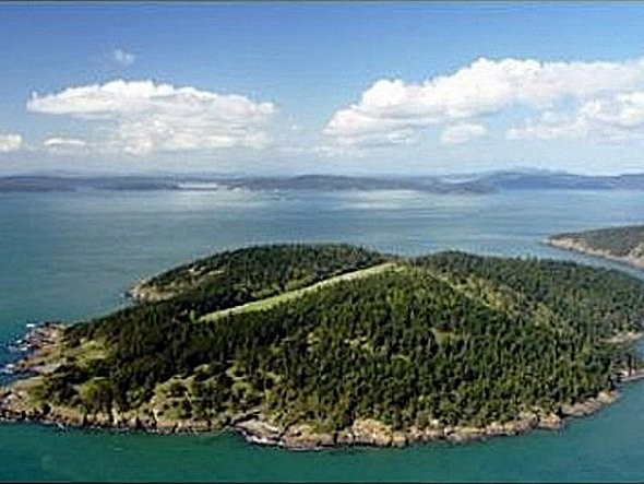 Hòn đảo có tên Navy của tỉ phú Paul Allen, người đồng sáng lập ra Microsoft với Bill Gates, đang được rao bán với giá 13,5 triệu USD. Hòn đảo này nằm trong chuỗi đảo Juans ở bờ biển phía bắc Seattle.