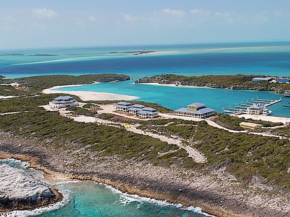 Cave Cay là hòn đảo tư nhân tại Bahamas, có đường sân bay dài gần 900 mét, đang được rao bán với giá 110 triệu USD. Đây là hòn đảo rất đẹp, có cảng cho du thuyền neo đậu. Tại đây cũng có các dịch vụ như nhà hàng, phòng tắm, nhà khách…
