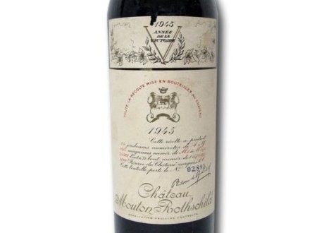 5. 1945 Chateau mouton Rothschild Năm 1997, một doanh nhân ẩn danh đã mua chai rượu Chateau Mouton Rothschild 1945 với giá 114.614 USD tại nhà đấu giá Christie's, London. Đây được xem là một trong những loại rượu vang ngon nhất của thế kỷ trước. Năm 1997, một doanh nhân ẩn danh đã mua chai rượu Chateau Mouton Rothschild 1945 với giá 114.614 USD tại nhà đấu giá Christie's, London. Đây được xem là một trong những loại rượu vang ngon nhất của thế kỷ trước.