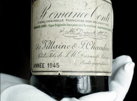 8. Romanée Conti 1945 Giá trị của Romanée Conti ở việc nó được sản xuất xuyên suốt thời chiến tranh thế giới thứ 2, trước sự kiện sâu phá hoại nho bùng nổ và chỉ có 600 chai được ra đời. Một nhà sưu tập Mỹ đã trả mức giá kỷ lục 123.000 USD cho chai rượu hiếm có khó tìm này tại nhà đấu giá Christie’s. Giá trị của Romanée Conti ở việc nó được sản xuất xuyên suốt thời chiến tranh thế giới thứ 2, trước sự kiện sâu phá hoại nho bùng nổ và chỉ có 600 chai được ra đời. Một nhà sưu tập Mỹ đã trả mức giá kỷ lục 123.000 USD cho chai rượu hiếm có khó tìm này tại nhà đấu giá Christie’s.