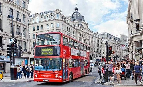 Bond Street và Regent Street là 2 con phố bán hàng xa xỉ ở London. Sloane Street thì rộn ràng với các món đồ thời trang. Nếu du khách muốn mua đồ rẻ hơn thì tới Camden Market hoặc Brick Lane vào các ngày chủ nhật; đến Portobello Road vào tất cả các ngày trong tuần.