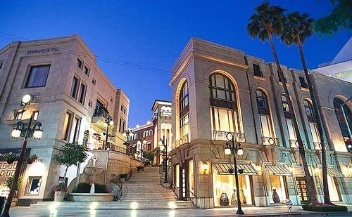 Ở thành phố Los Angeles của Mỹ có rất nhiều địa điểm dành cho shopping. Chẳng hạn như West Third là một trong những con phố bán nhiều đồ thời trang nhất ở đây; ngoài ra, du khách có thể tìm đến Melrose Avenue, Rodeo Drive… để thăm thú các mặt hàng.