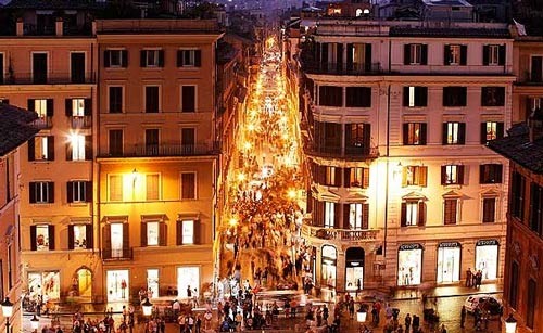 Rome (Italy) là thành phố với những thương hiệu thời trang nổi tiếng. Ngoài ra, ở đây còn bán các loại giày và túi xách có chất lượng tốt.