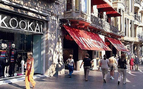 Barcelona (Tây Ban Nha) cũng là nơi bán rất nhiều đồ thời trang, trang sức thủ công. Ngoài ra, khách du lịch tới đây rất nhiều người thích tìm mua rượu, đồ ăn, đồ uống… để mang về làm quà.