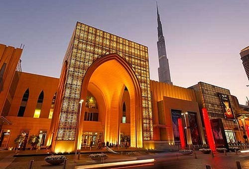 Dubai là một thành phố, đồng thời cũng là một trong bảy tiểu vương quốc của Các Tiểu Vương quốc Ả-rập Thống nhất (UAE). Đây được gọi là thành phố mua sắm của Trung Đông. Dubai có hơn 70 trung tâm mua sắm, trong đó có Dubai Mall, trung tâm thương mại lớn thứ 7 thế giới. Khách du lịch nhiều nơi trên thế giới tới đây mua sắm như ở Đông Âu, châu Phi và tiểu lục địa Ấn Độ.