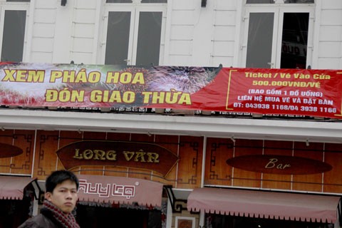 Giá vé xem pháo hoa năm mới 2012 được một số nhà hàng gần hồ Hoàn Kiếm chào 500.000 đồng.
