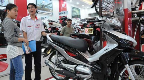 Nhiều cửa hàng xe máy vẫn vắng khách dù đang mùa cao điểm. Trong ảnh: khách hàng chọn mua xe máy tại một cửa hàng do Honda ủy nhiệm trên đường Cộng Hòa, Q.Tân Bình, TP.HCM
