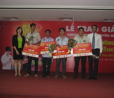 Đại diện THP: Bà Nguyễn Thị Tuyết Mai (Giám đốc phát triển bán hàng) và ông Bhakti Priyana (Giám đốc Marketing) cùng chúc mừng cho các khách hàng trúng giải nhì ( 1chỉ vàng) trong chương trình "Vui Xuân xé nhãn, trúng vàng".