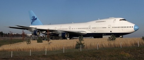 Xuất phát từ thực tế nhiều hành khách ngủ gật trên máy bay, hãng Jumbo Stay của Thụy Điển đã cho gỡ bỏ hết ghế ngồi trong chiếc Boeing 747-200 Jumbo Jet và biến nó thành một khách sạn mini gần sân bay. Ảnh: Bên ngoài khách sạn Jumbo Stay.