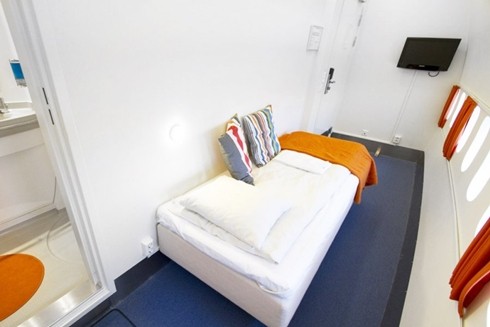 Phòng ngủ đơn hơi nhỏ, nhưng vẫn thoải mái so với ghế hạng phổ thông.