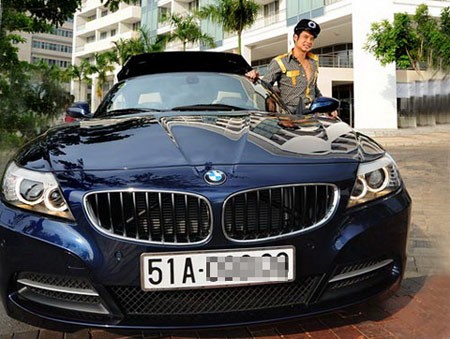 Ngọc Sơn Ngọc Sơn được khán giả biết đến như là người sở hữu nhiều món đồ có giá trị, trong đó phải kể đến chiếc xe Cadilac. Gần đây anh lại giới thiệu đến mọi người chiếc xế hộp mới cứng, đó là chiếc xe thể thao hầm hố BMW Z24 với giá không dưới 2,5 tỷ đồng.